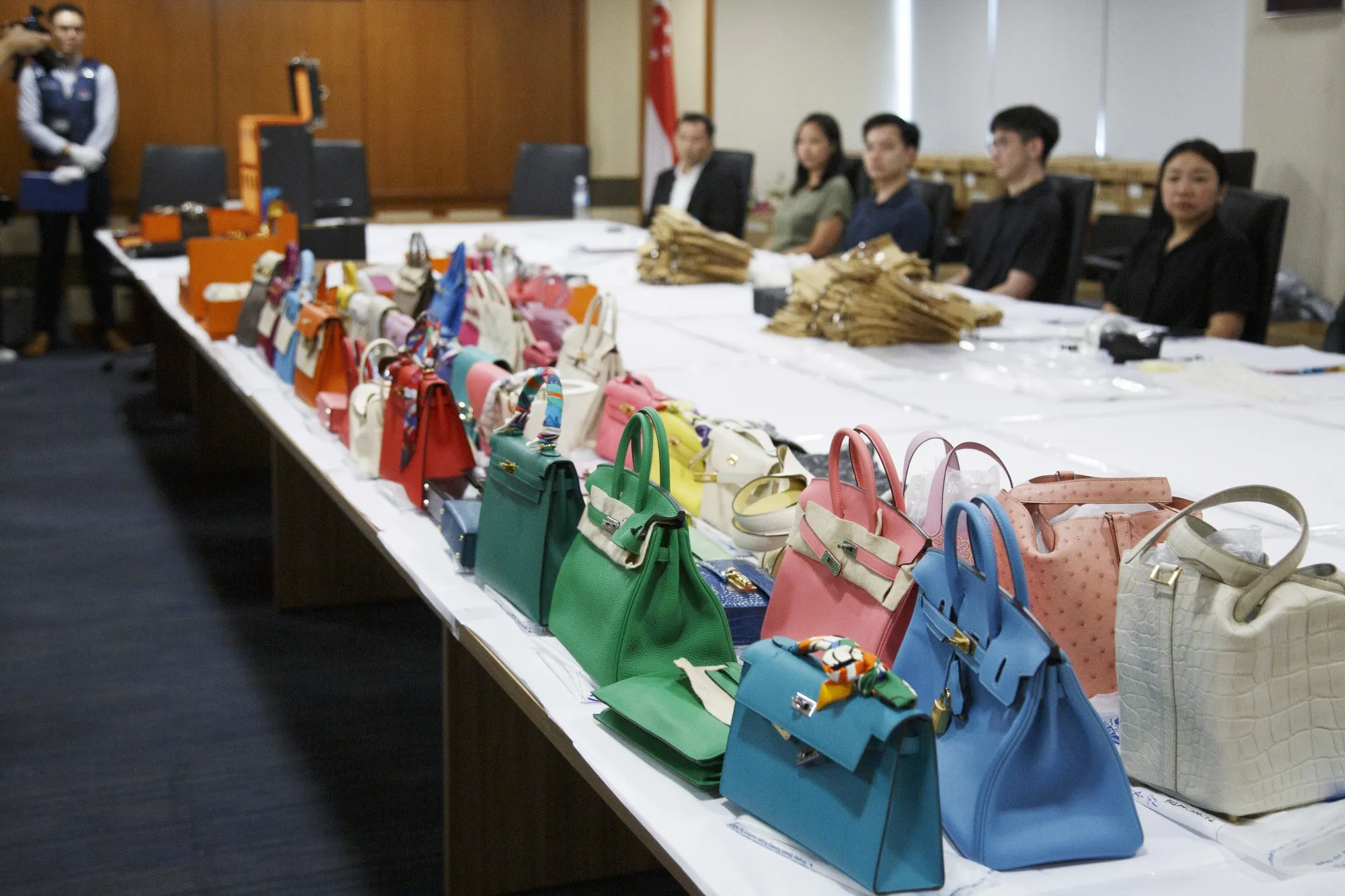 エルメスバッグも売却へ､シンガポール当局が押収品処分-資金洗浄事件