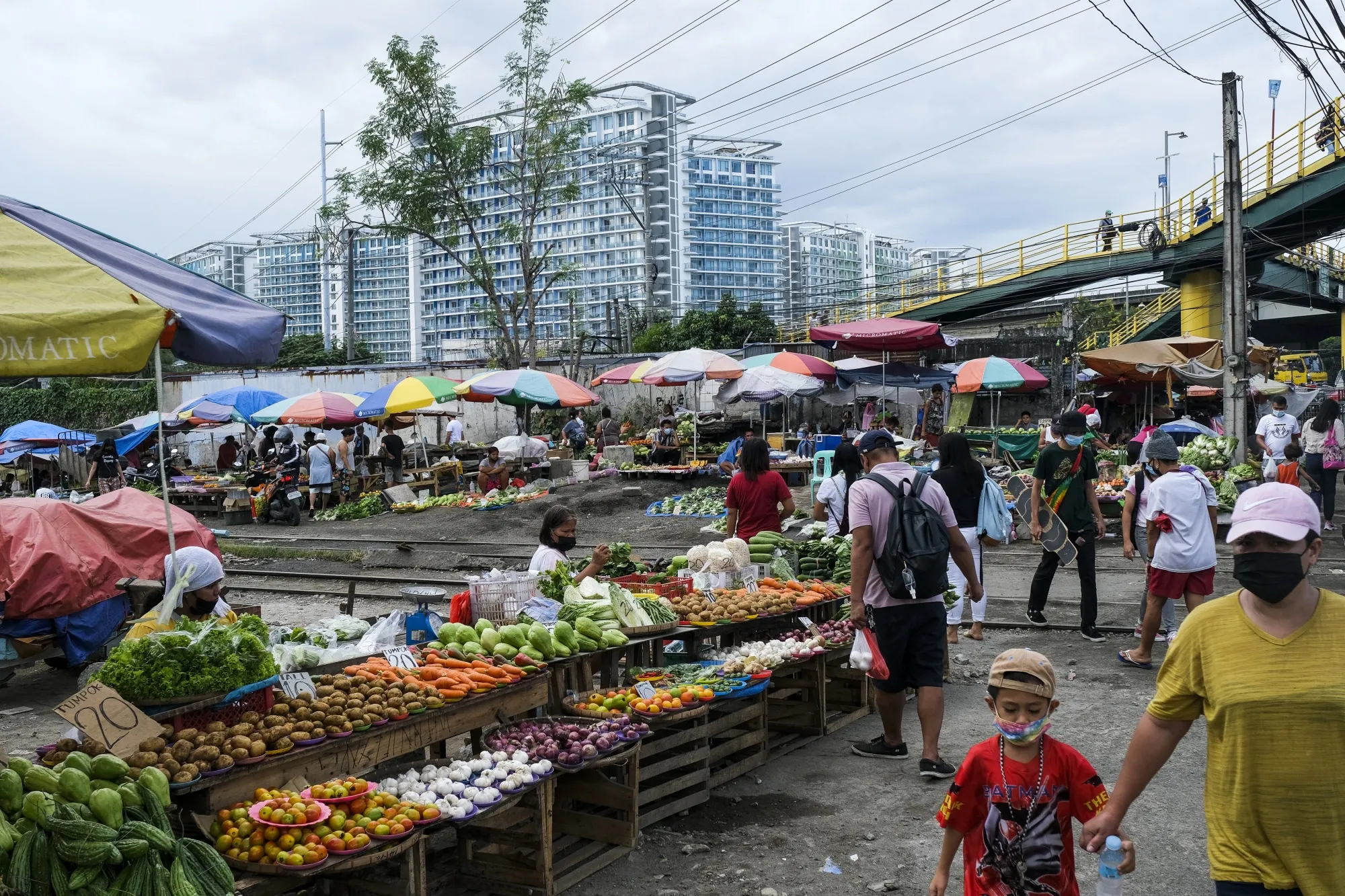 Shoppers at a vegetable market&nbsp;in Taguig City, Metro Manila, the Philippines, earlier in November.