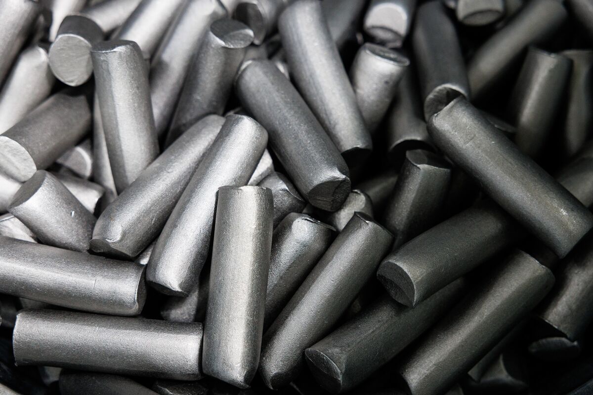 ブルームバーグのニュース記事「中国のレアアース製品輸出、9月は前月比減少－戦略資源の管理強化」の画像