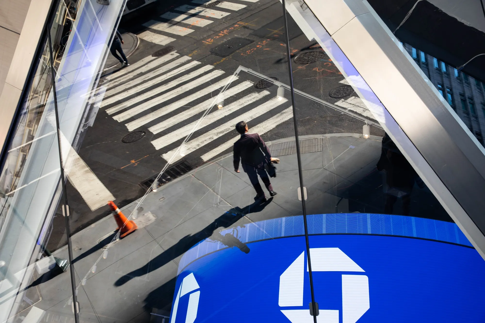 JPMorgan Trading-Floor Staff Return To Office