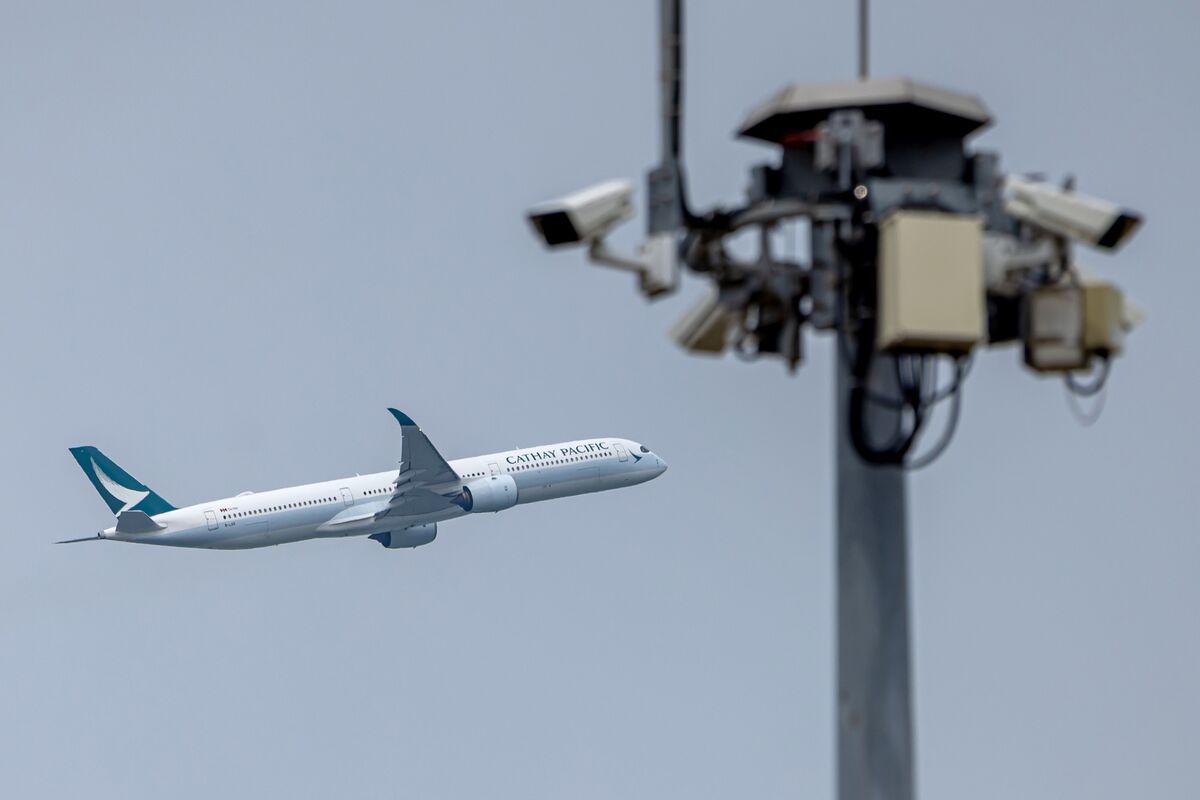bloomberg.com - Elaine Lai - China Airline Stocks Underperform Cathay as Earnings View Dims