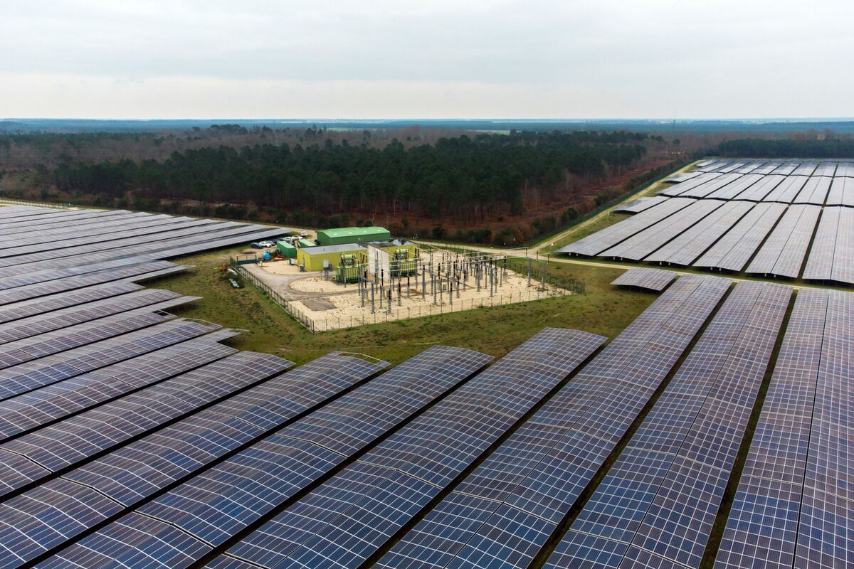 Tổng số giờ giá điện âm của Pháp vượt qua tổng năm 2024