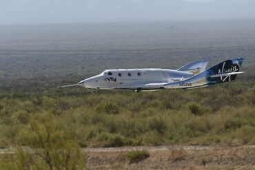 US-SPACE-TOURISM-BEZOS-BRANSON