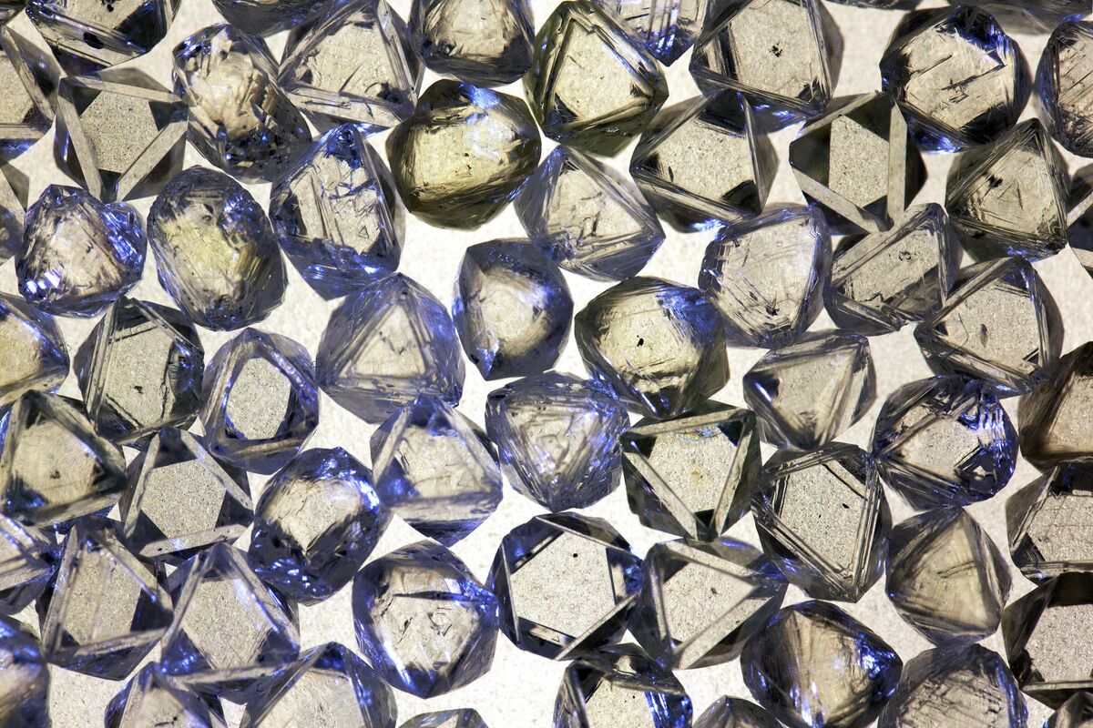 Zimbabwe’s Top Diamond Miner Cuts 400 Jobs as Prices Slump