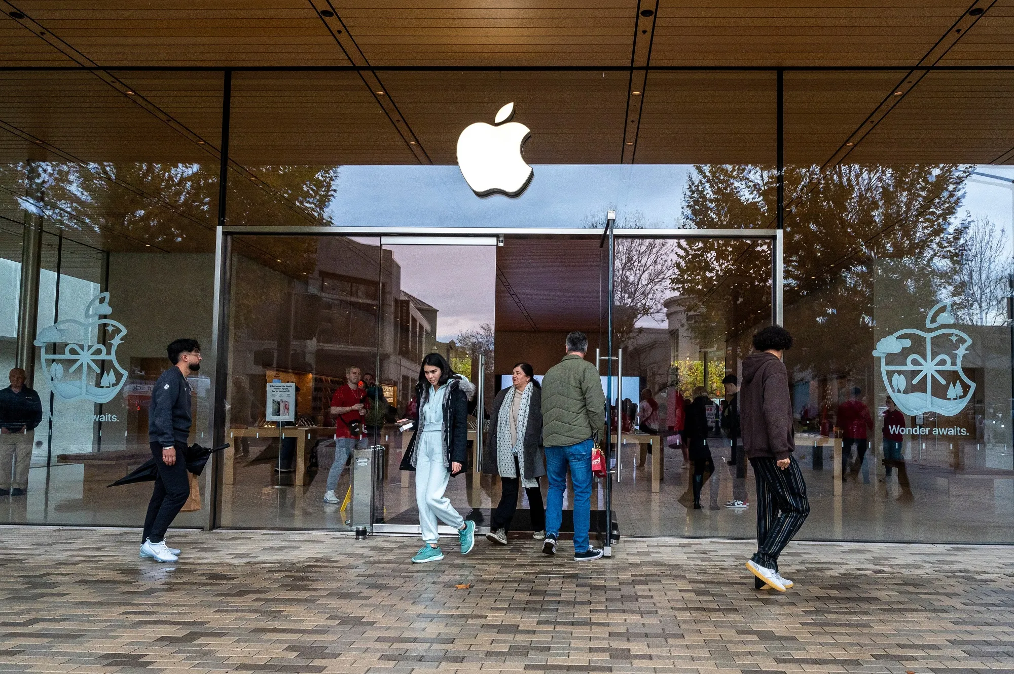 Sales at Apple’s US retail division declined in November and December, according to data from Bloomberg Second Measure.