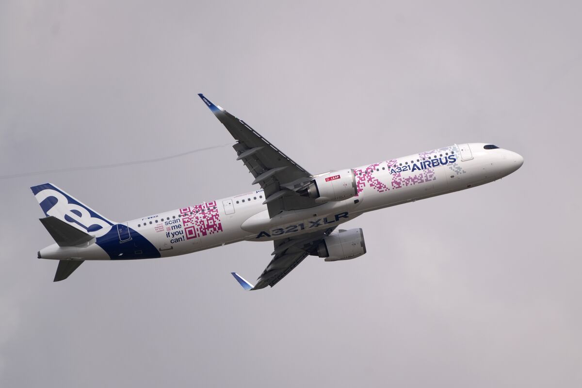 Airbus Upgrades Bestselling A321 Jet to Unlock Long-Haul Routes - Bloomberg