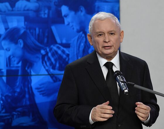 Poland Ruling Party Leader Asks Central Bank to Explain Salaries