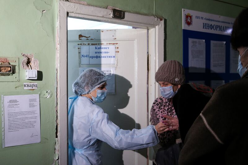 Вакцинація проти COVID-19 у клінічній лікарні Сімферополя в Криму, Росія