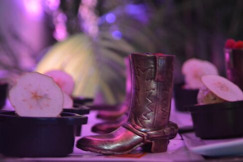 Comedian Jim Gaffigan joked the dessert was inspired by headliner Alan Jackson: "Fantastic performer, small feet."
