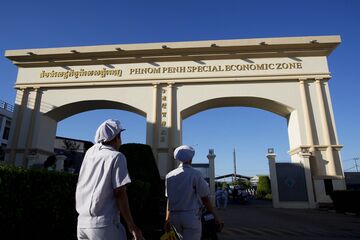 Workers arrive at the Phnom Penh Special Economic Zone (SEZ) in Phnom Penh, Cambodia, on Tuesday, June 30, 2015. Foreign direct investment into Association of Southeast Asian Nations from the major economies could climb to $106 billion in 2025, having already eclipsed investment into China for the first time in 2013. Photographer: Brent Lewin/Bloomberg