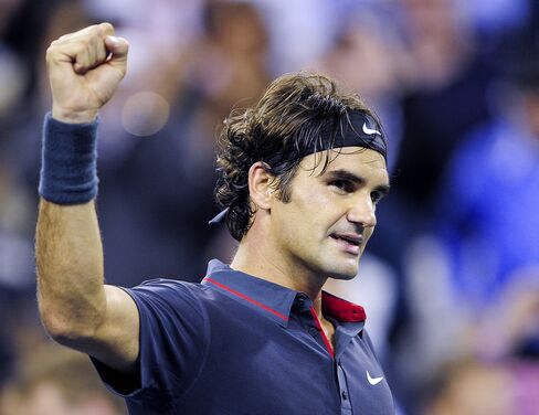 Federer, Djokovic Advance