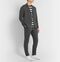se rapporte à quoi porter lorsque vous travaillez à domicile? Un blazer qui est secrètement un pantalon de survêtement "data-native-src =" https://assets.bwbx.io/images/users/iqjWHBFdfxIU/iKcMqzjGcGjs/v1/-1x-1.jpg "class =" lazy-img__image "data-img -type = "image