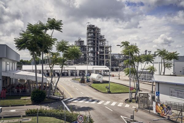 Dentro de uma refinaria renovável em Cingapura