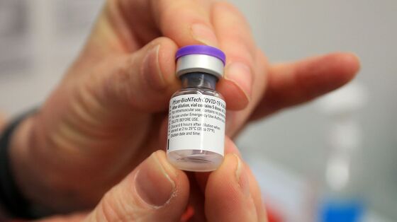 U.S. Vaccine Rollout Hurt by Faulty Coordination, Messaging
