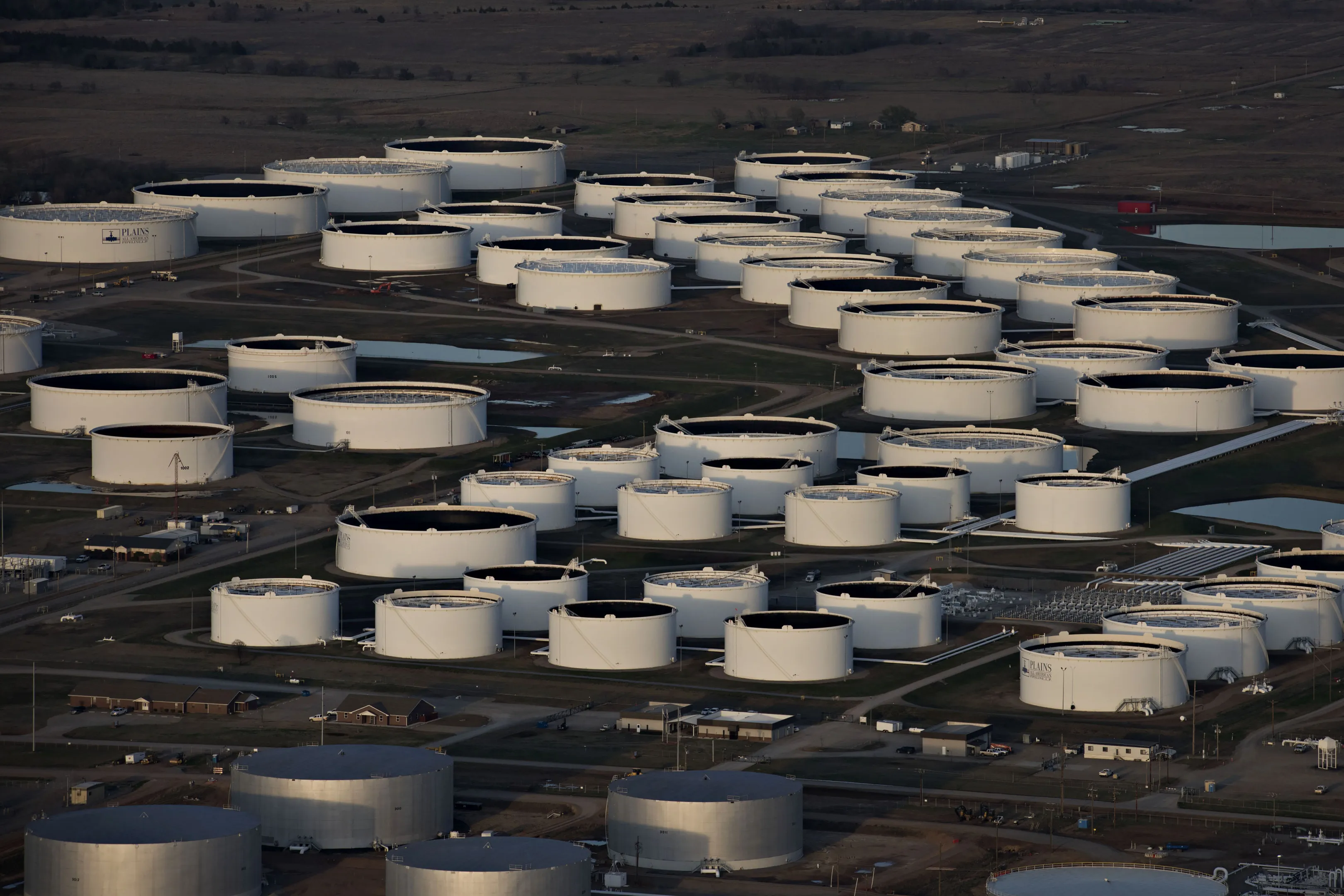 Oil Extends Slide on Strong Dollar as Market Volatility Climbs
