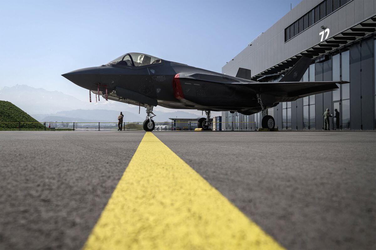 ブルームバーグのニュース記事「Ｆ３５戦闘機、スイスが調達削減の可能性－米との固定価格交渉不調」の画像