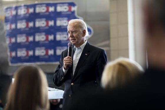 Trailing in Iowa, Biden Snags Nod From Electrial Workers’ Union