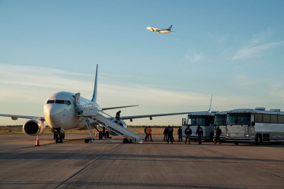 
                            DHS Wants to Create Its Own Round-The-Clock Deportation Airline