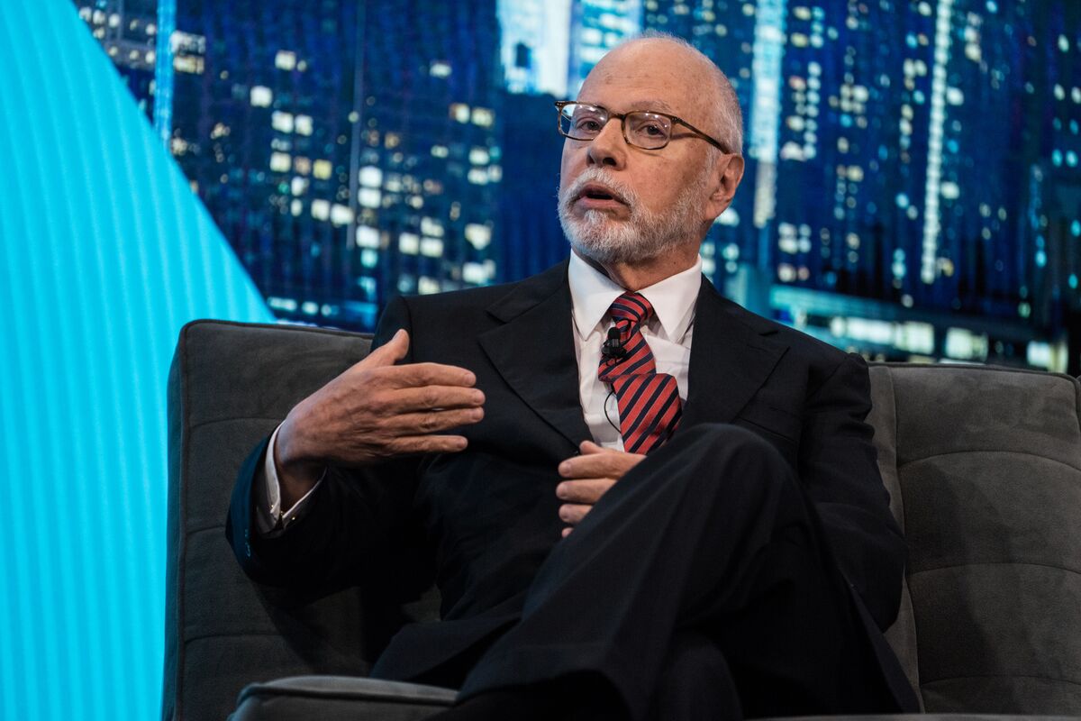 Billionaire Singer’s Elliott Seeks Stake in Mideast Health Firm