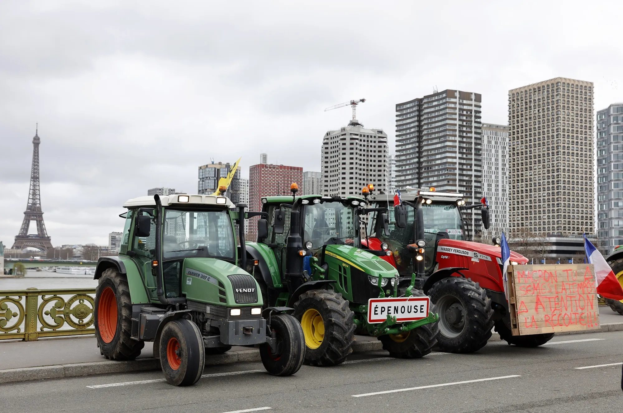 Farmers demonstrate on the Pont Mirabeau.