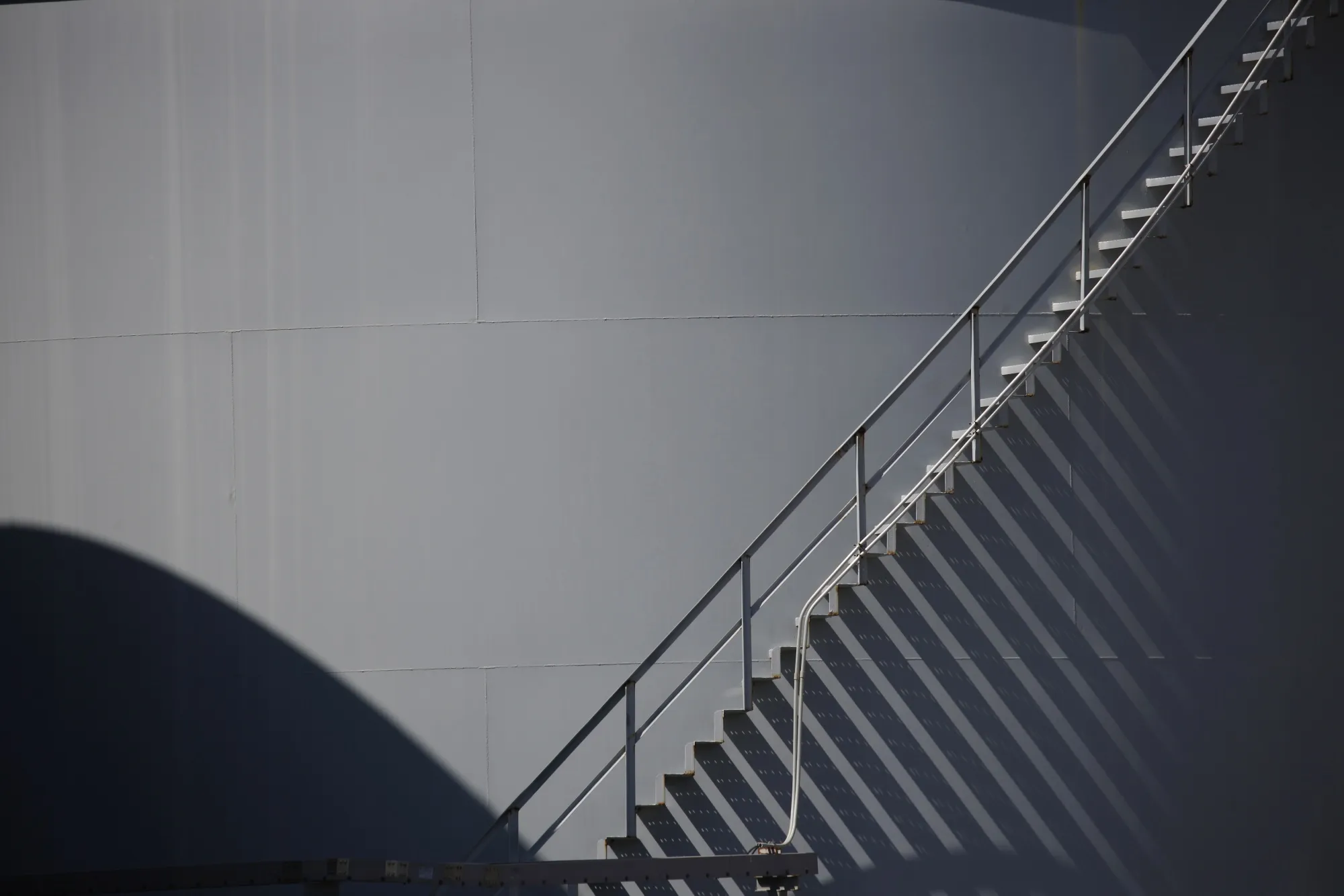 Oil’s Rise Above $40 Comes as Demand Recovers, Shale Reawakens