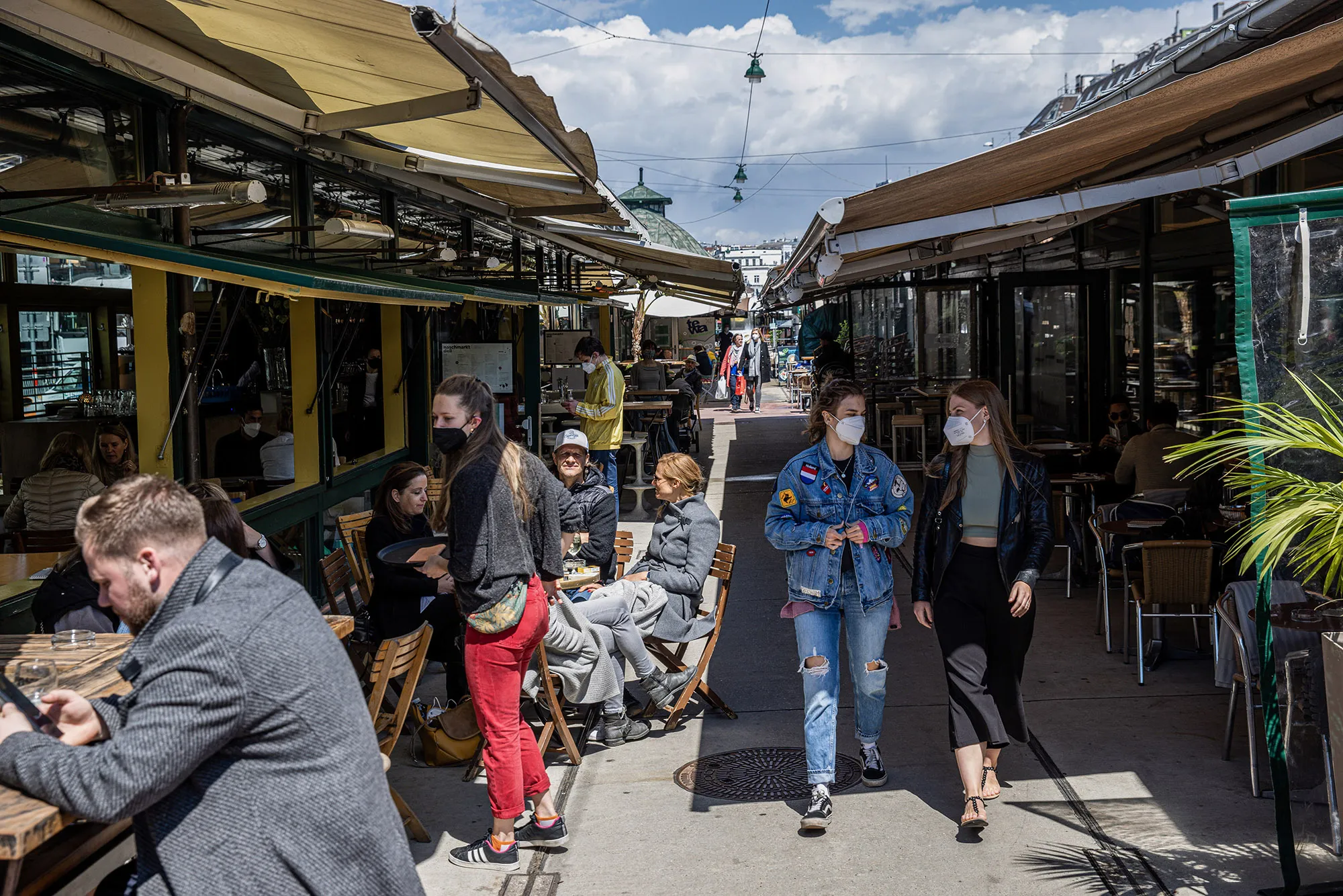 Customers dine&nbsp;in the Naschmarkt in Vienna.