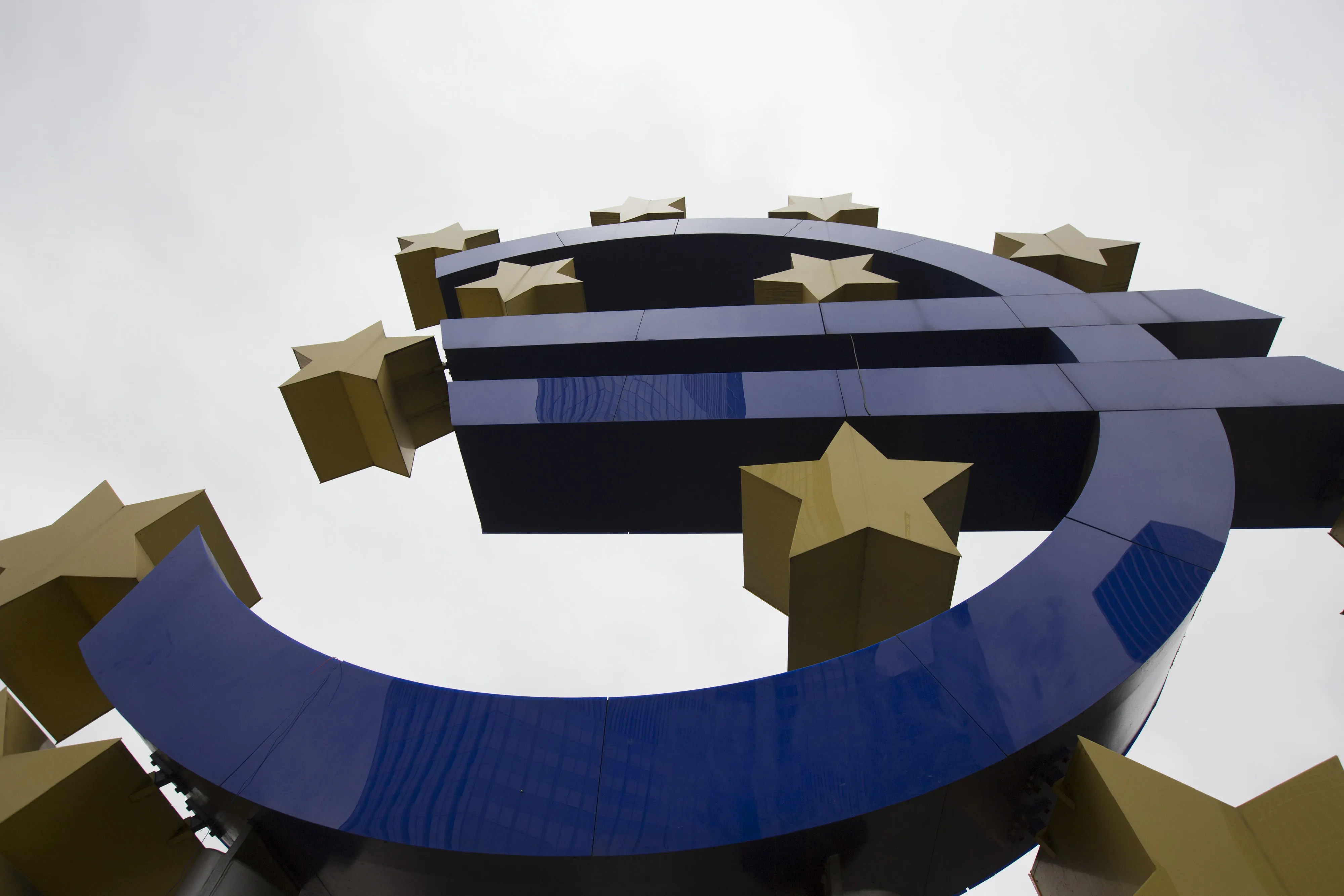 Frankfurt's Euro Sculpture As Confidence Improves on Prospect of QE Stimulus Effects
