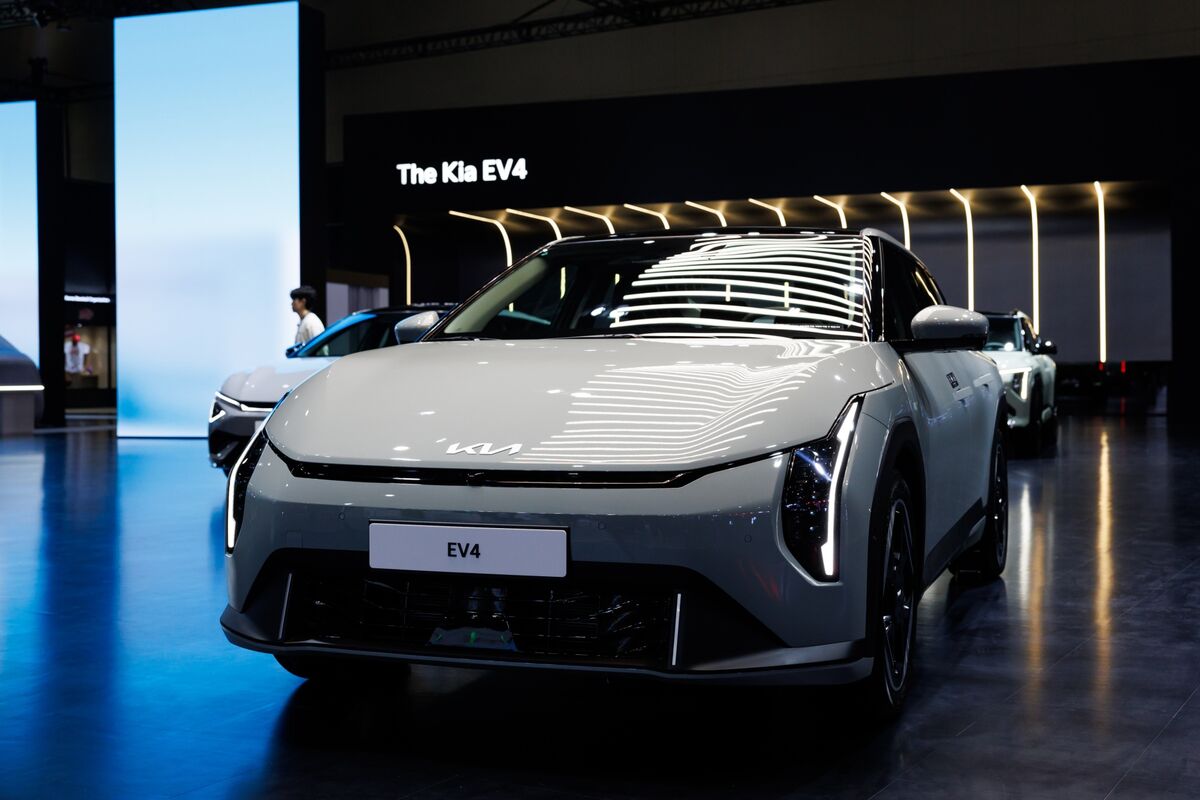 bloomberg.com - Hyonhee Shin - Kia Defies Global Auto Slowdown as War Lifts EV, Hybrid Demand