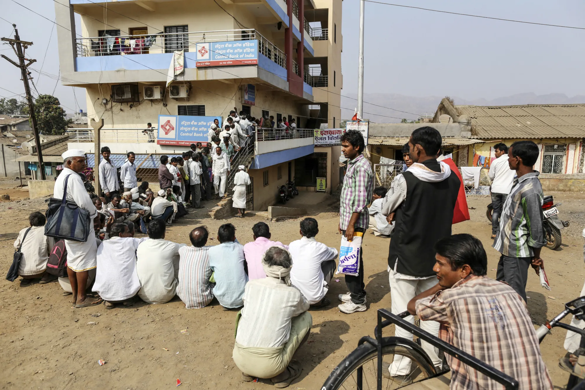 Customers wait in line to withdraw money from a Central Bank of India branch in Dhadgaon village, Maharashtra, India, on&nbsp;Jan. 18, 2017.&nbsp;