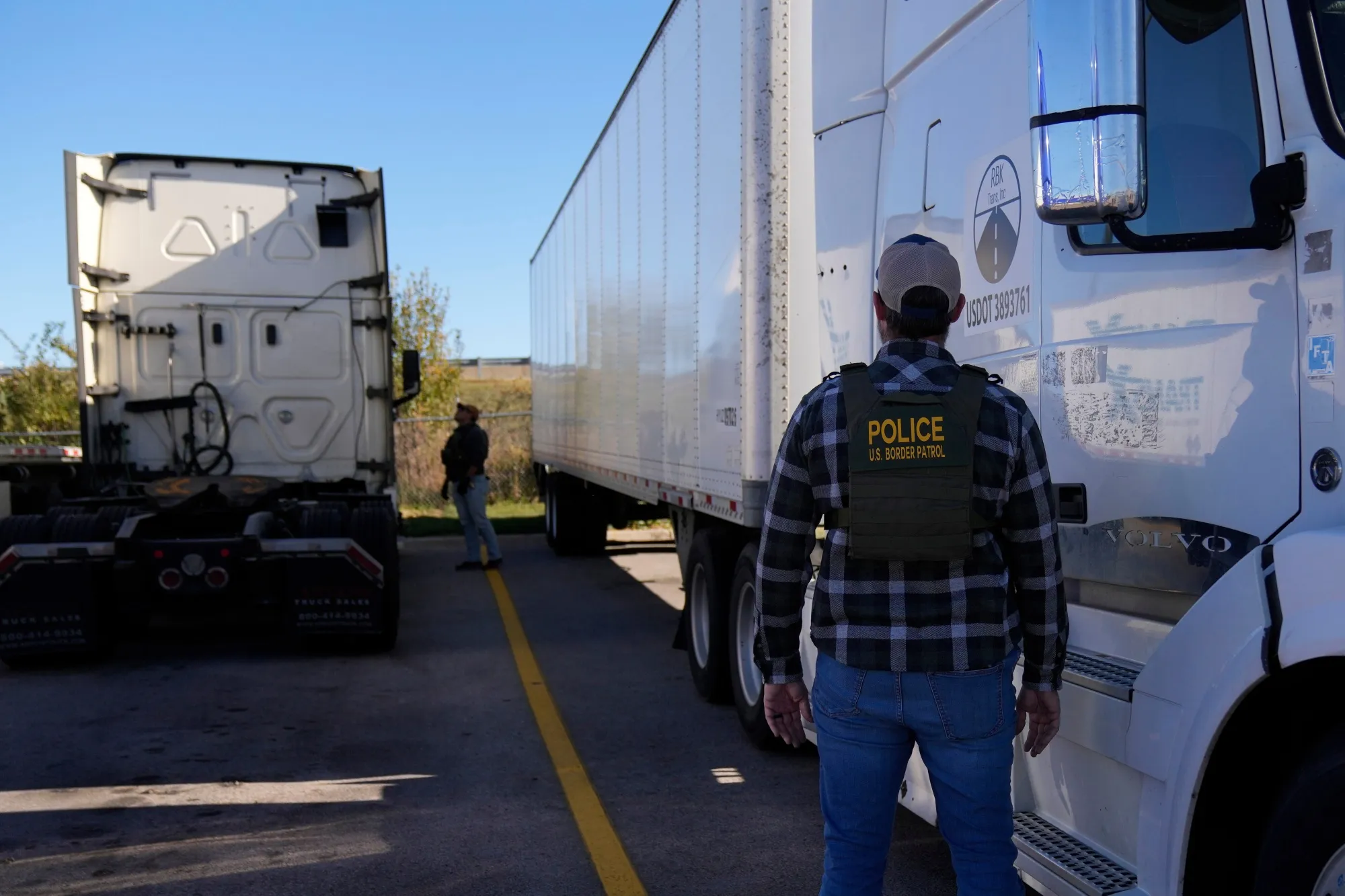 Trump Immigration Rules Remove Thousands of Truckers, Disrupting US Freight  - Bloomberg