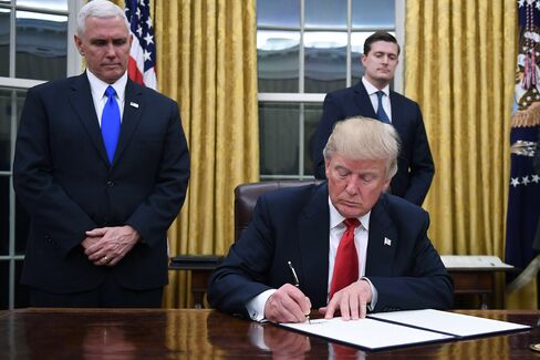 大統領令に署名するトランプ大統領