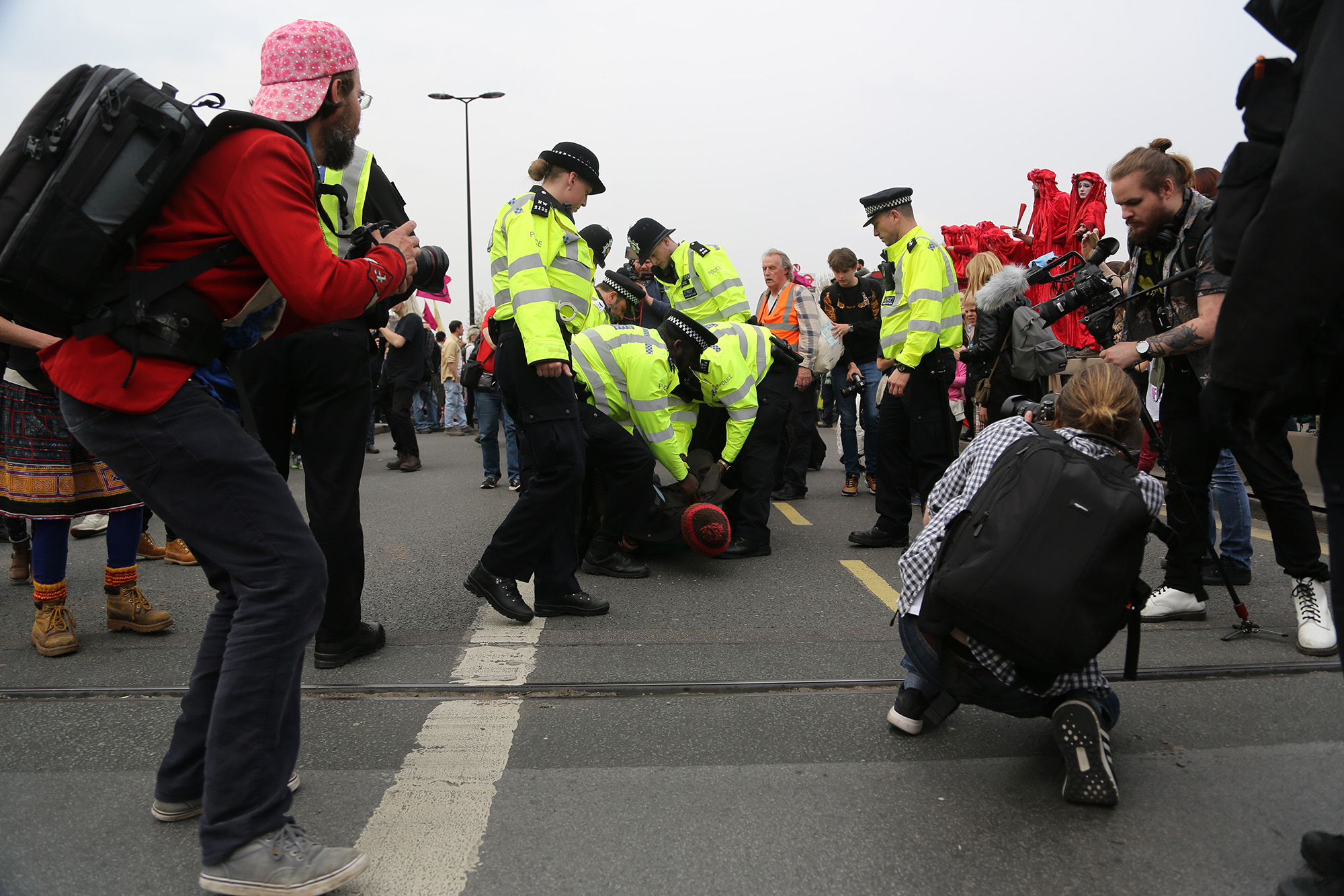 Climate Activists Defy London Police After Multiple Arrests - Bloomberg