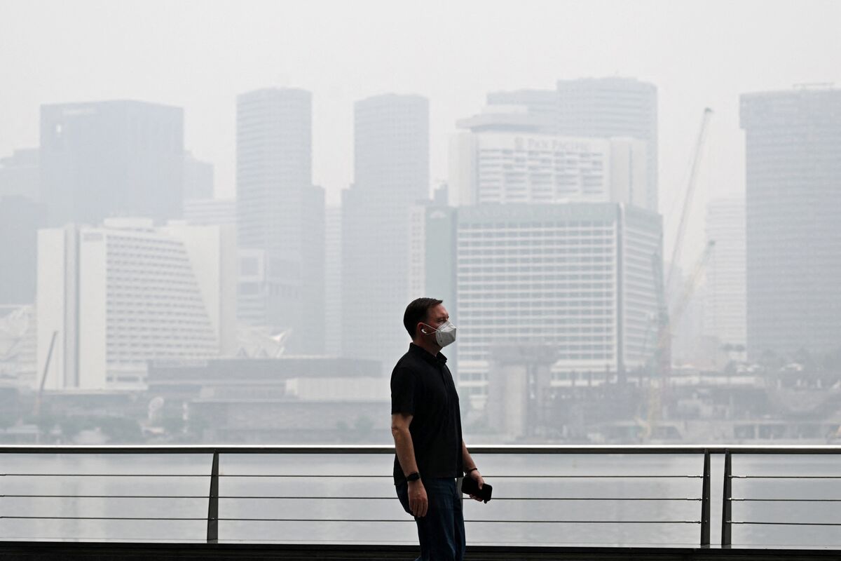 Singapore Considers Legal Action as Haze Levels Reach 'Very Unhealthy' Status | Integri News