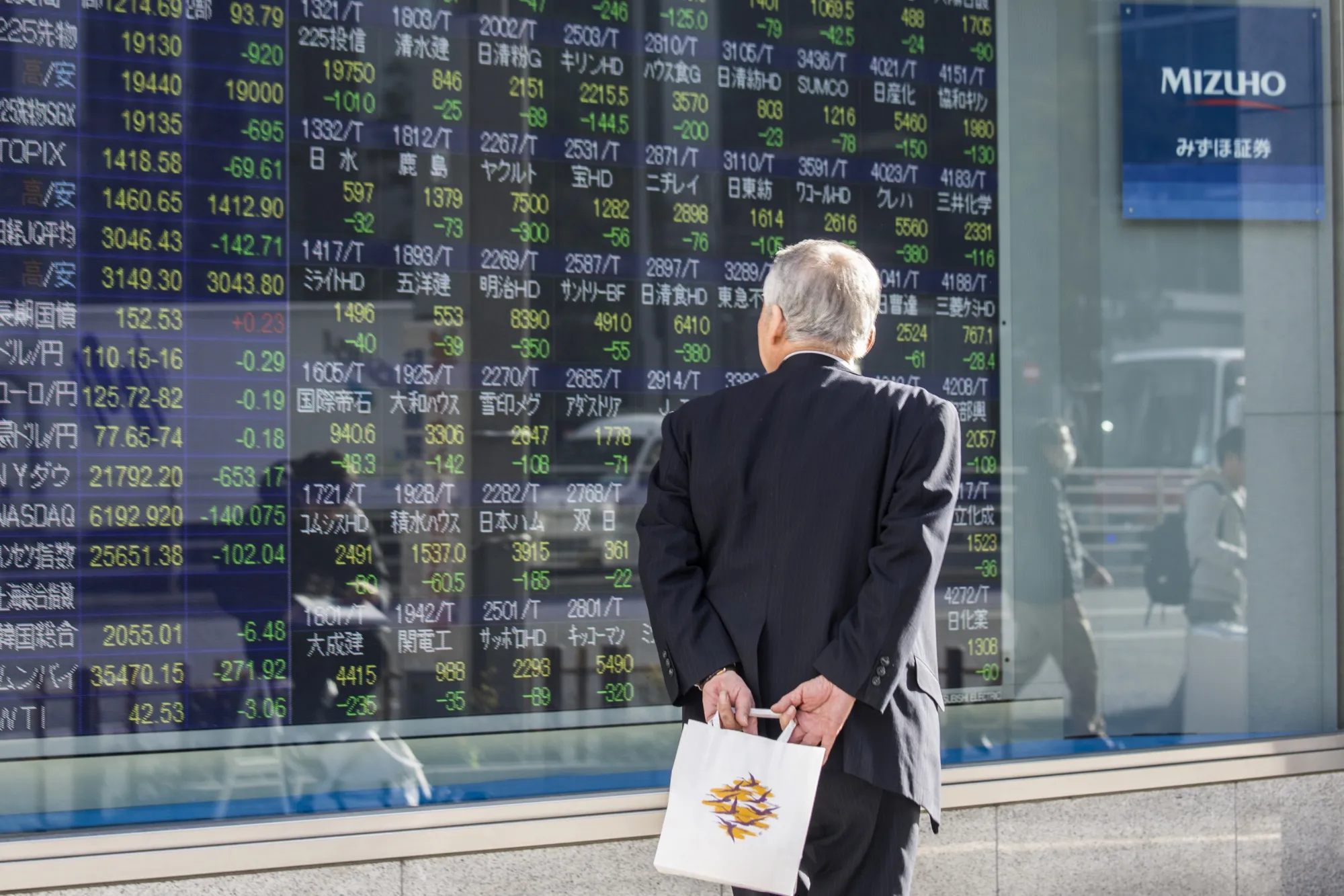 日本株は約２年ぶり大幅高、米政治や景気不安和らぐ－上昇銘柄2100超 - Bloomberg