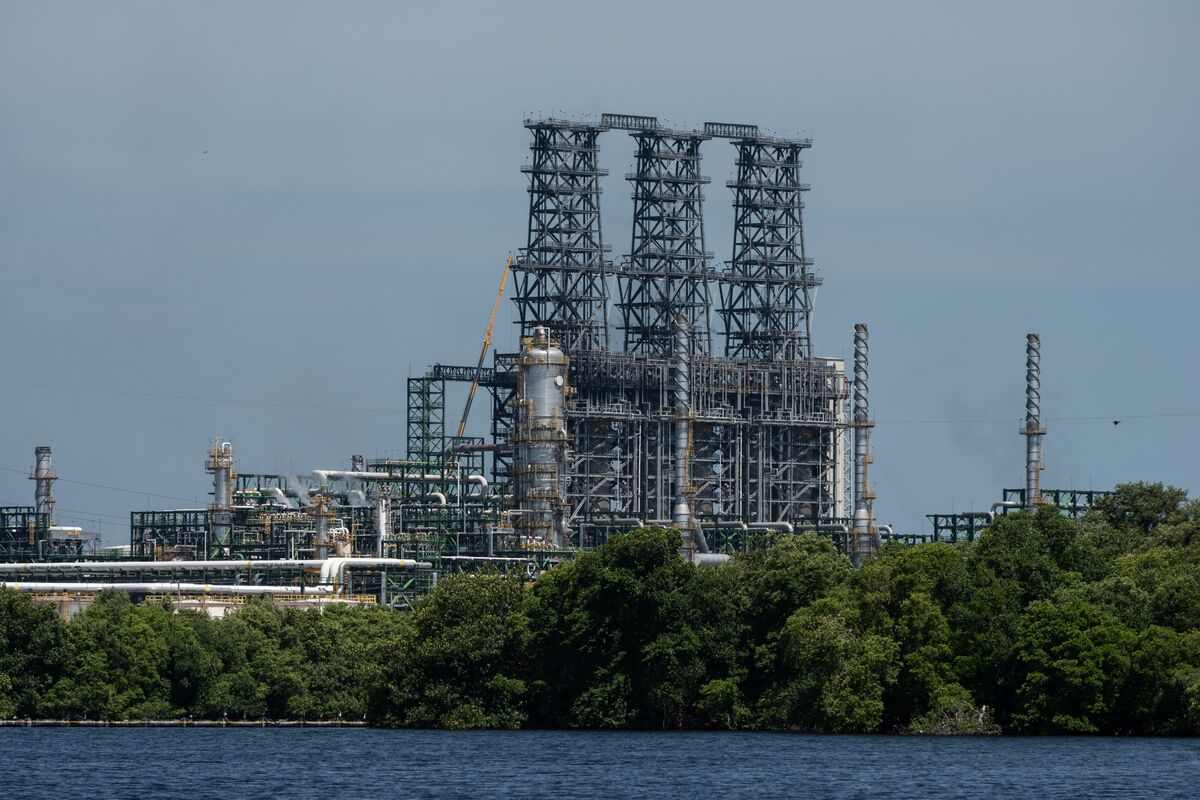 bloomberg.com - Scott Squires - Pemex Swings to $1 Billion Profit Buoyed by Higher Oil Prices