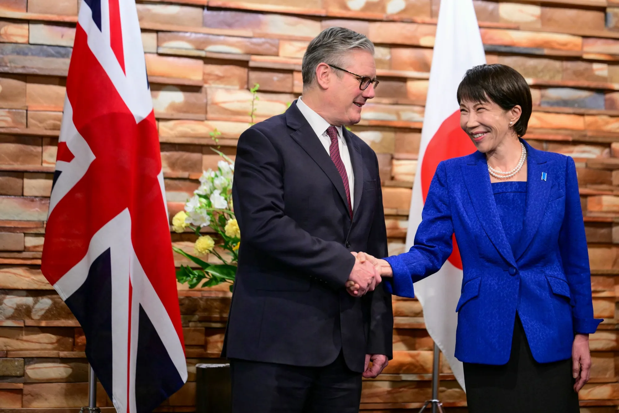 会談するスターマー英首相（左）と 高市首相（1月31日）