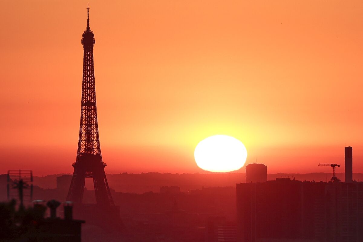 Europe Heatwave Forces Paris Shutdown, Schools Close, Wildfires Spread