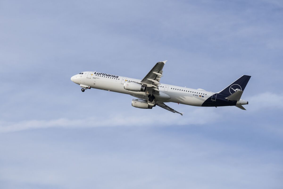 Lufthansa Says Fuel Supply Stable, Urges Summer Bookings