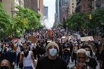 Protesters march through midtown as part of a demonstration Tuesday, June 2, 2020, in New York。
