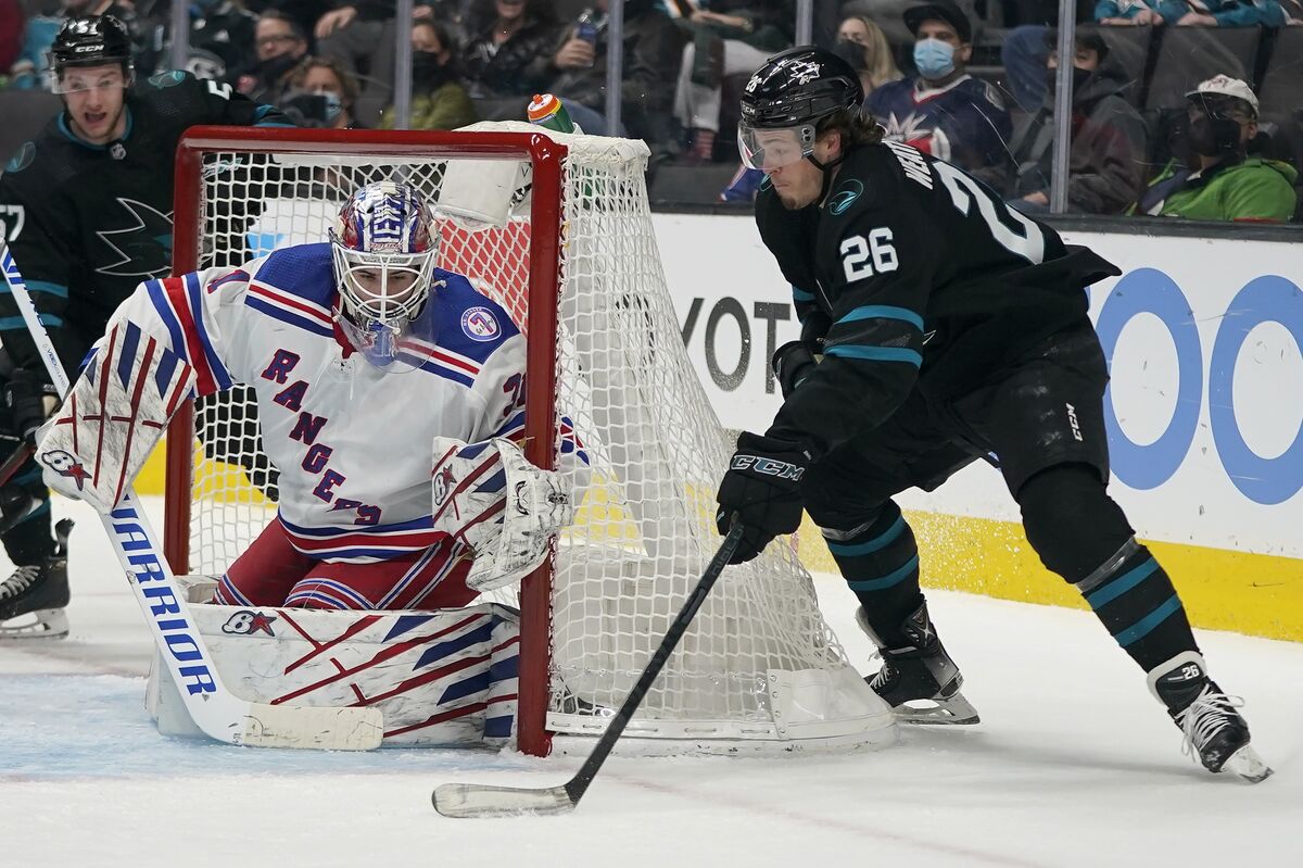 Rangers' Shesterkin Shuts Out Sharks 3-0 in Return to Lineup - Bloomberg