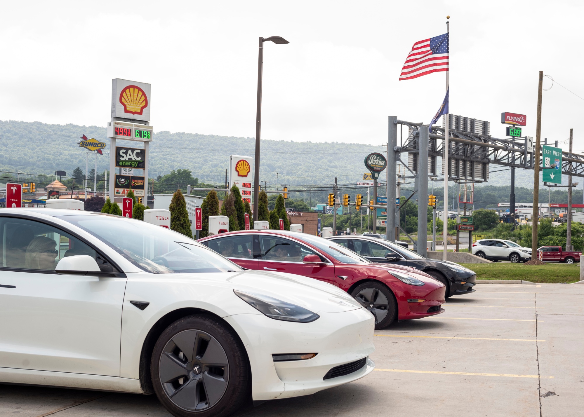 Tesla vehicles at&nbsp;a&nbsp;charging station.