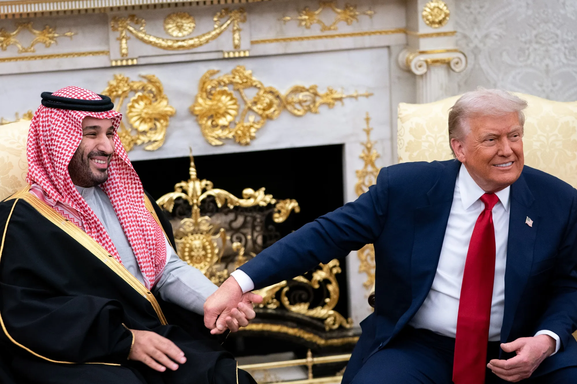 トランプ米大統領（右）とサウジのムハンマド・ビン・サルマン皇太子（2025年11月18日、ホワイトハウスの大統領執務室）　