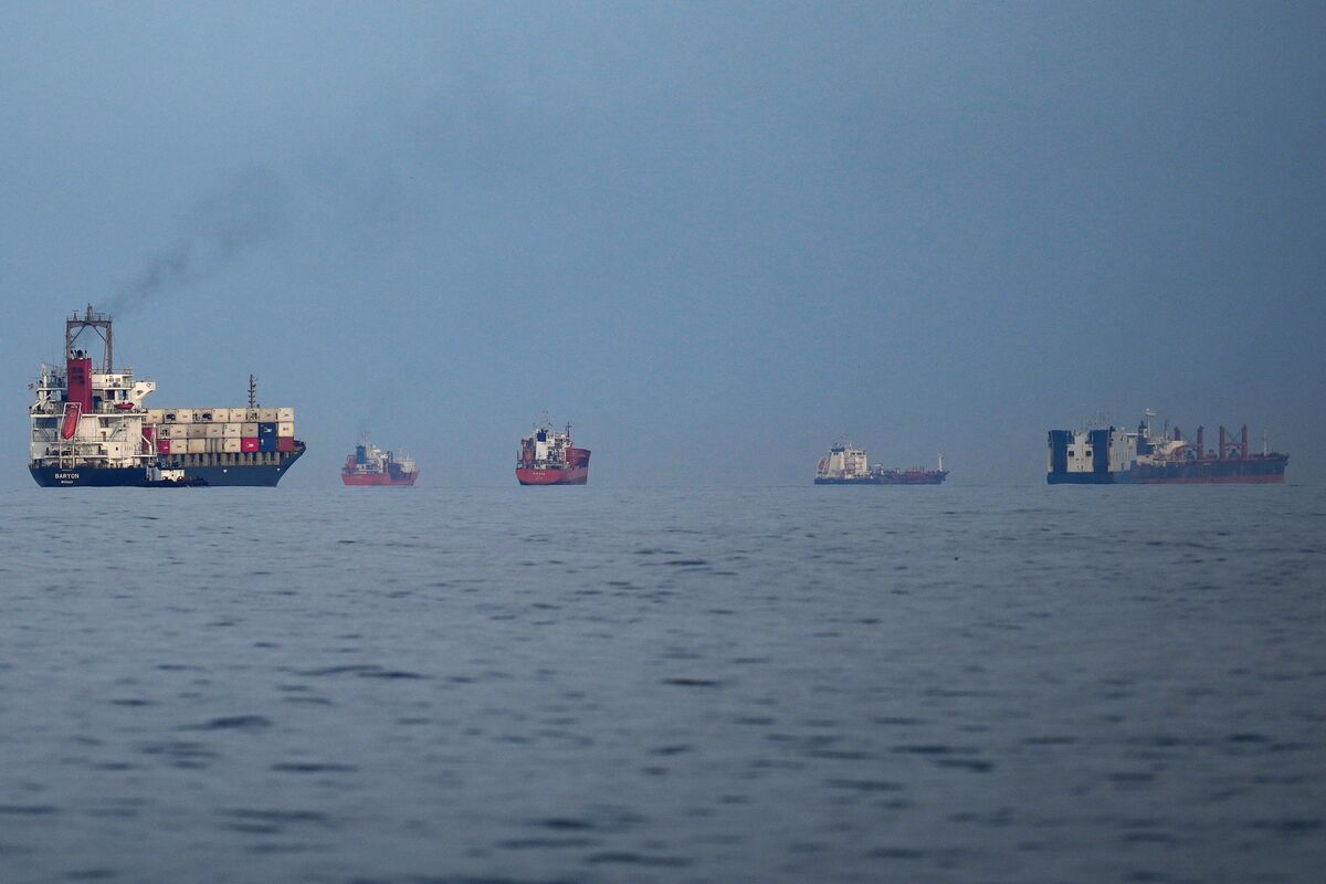 Shipowners and Oil Traders Wary as Iran Says Hormuz Fully Open