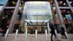 Pedestrians pass the Morgan Stanley headquarters at Canary Wharf in London, U.K., on Monday, Jan. 18, 2010.