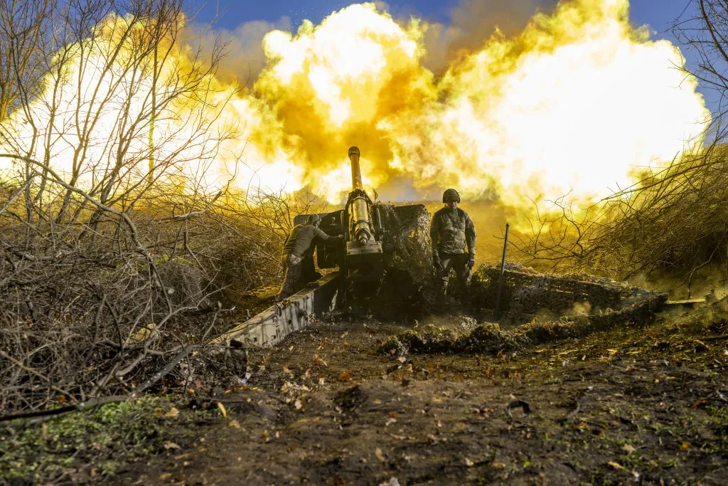 Old-fashioned howitzers in&nbsp;a cutting-edge war.
