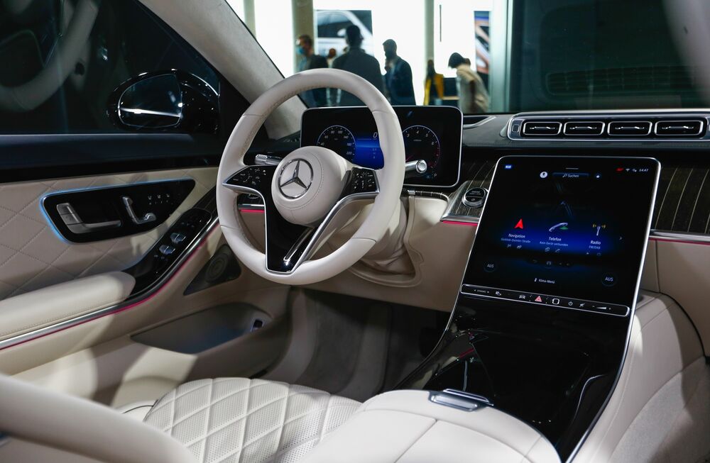 Daimler Bmw And Vw Get Little Credit For All The Cash Piling In Bloomberg