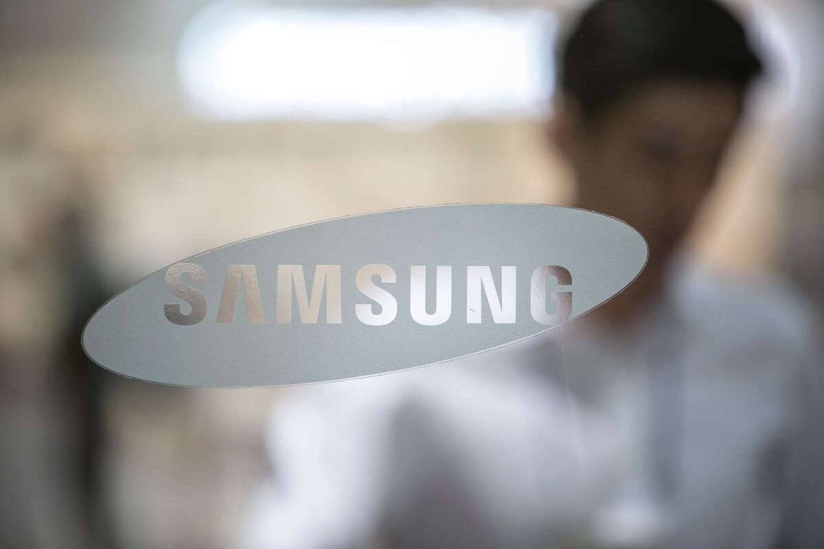 Techmeme: Samsung shares preliminary Q3 operating income and revenue ranges  in line with analyst estimates, suggesting the global chip market may have  started to recover (Yoolim Lee/Bloomberg)