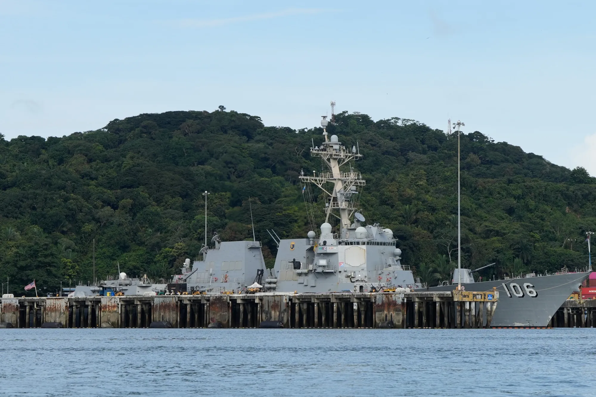 Navio de guerra dos EUA atraca no Panamá após Trump afirmar que militares interceptaram terceiro barco de narcotraficantes vindo da Venezuela.