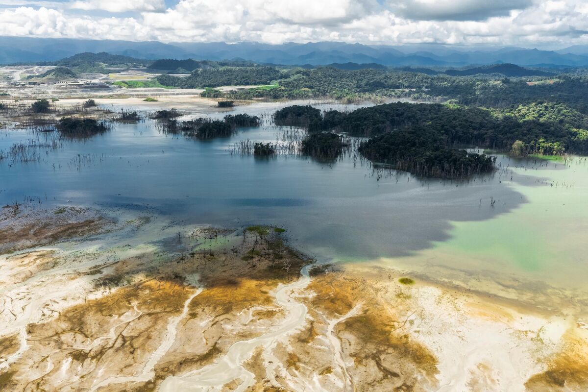 First Quantum Shares Fall Most Since 1997 on Cobre Panama Report