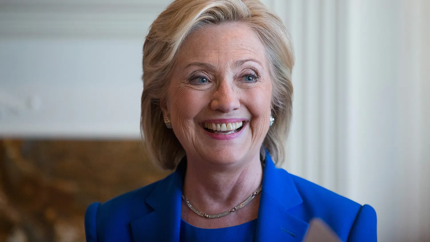 Democratic Presidential candidate Hillary Clinton chats with supporters during a campaign stop at the home of Chuck and Linda Smoley on June 13, 2015 in Sioux City, Iowa.
